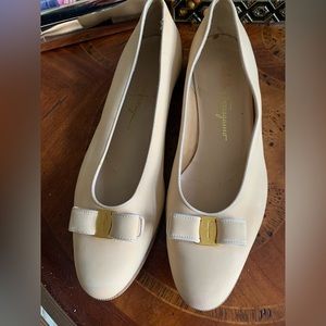 Salvatore Ferragamo Suede Bow Shoes 10 Cream